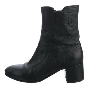 Chanel Interlocking CC Logo Goat Leather Moto Boots
Women's Size: 10.5, IT40.5🖤